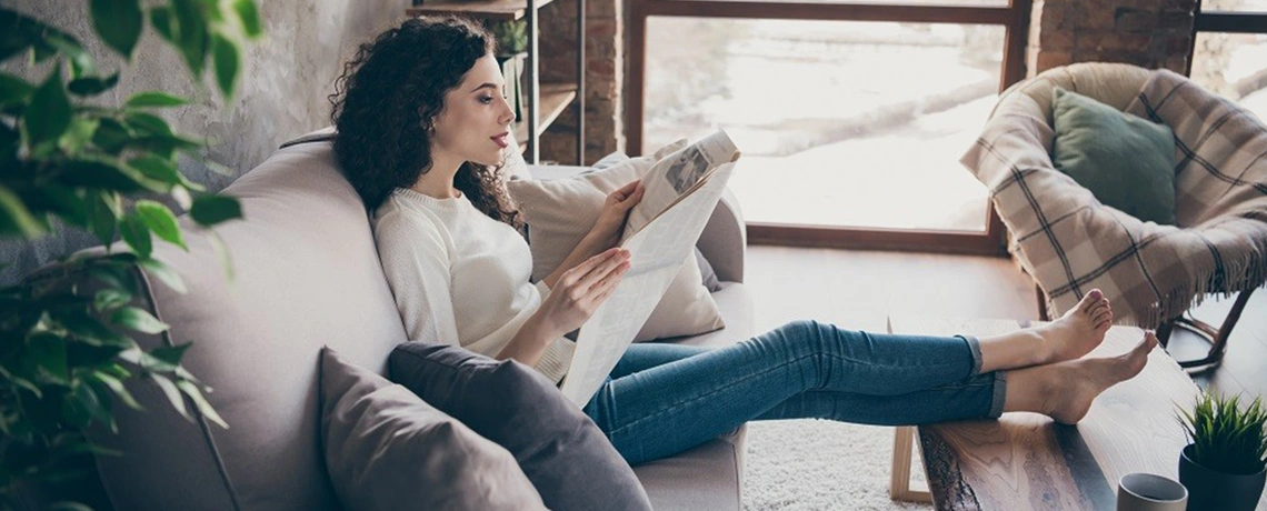 Frau liest die gedruckte Tageszeitung
