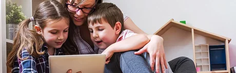 Frau liest auf ihrem Smartphone OM-premium